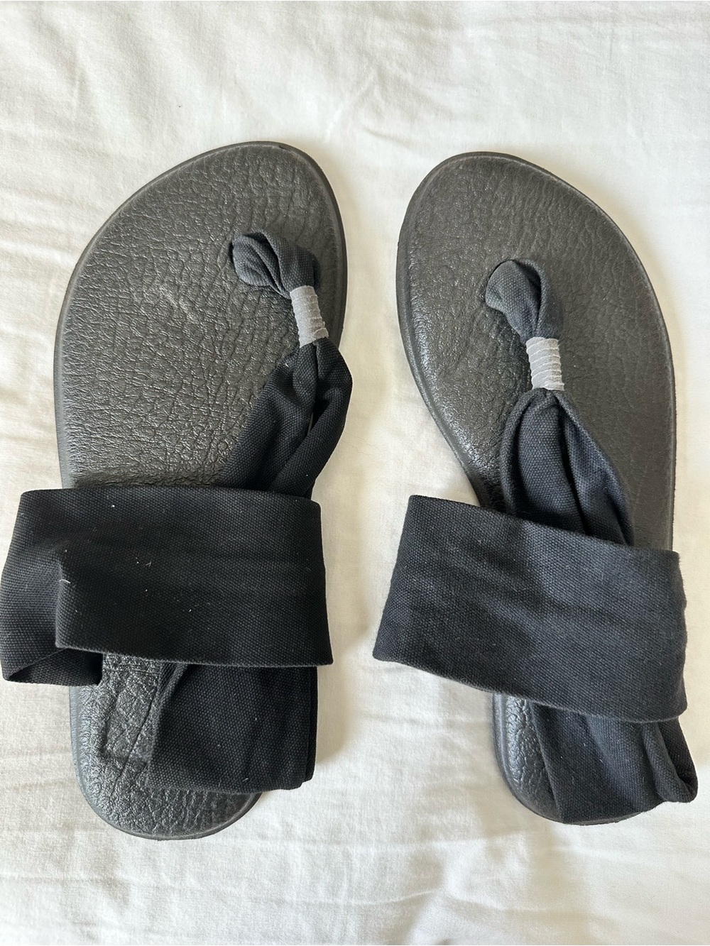 Black Women’s Sanuk Yoga Sandals with Knotted Toe Strap Sz 7